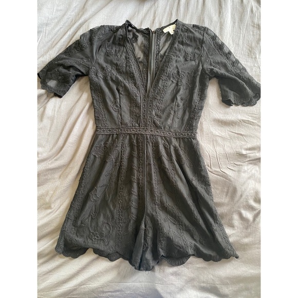 Plunging neck lace romper - Picture 3 of 3